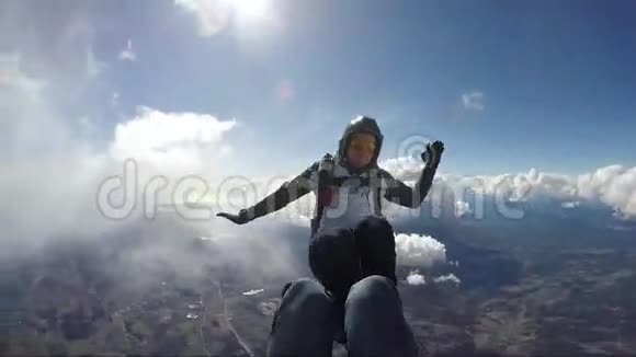 从12000英尺高空跳伞视频的预览图