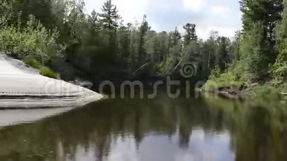 摄像机正飞过亚马尔半岛三角洲普尔河上空视频的预览图