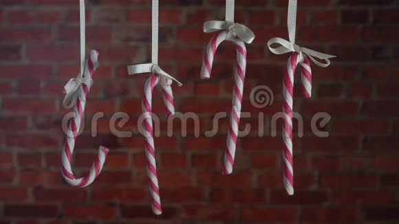 糖果罐头挂在丝带上视频的预览图