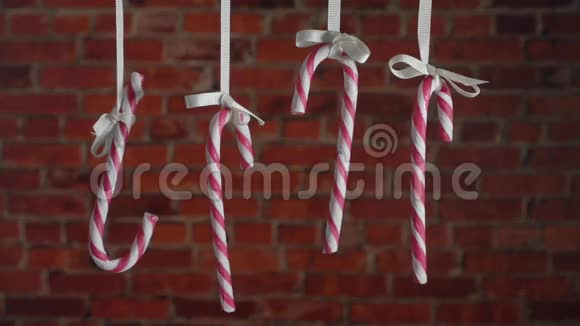 糖果罐头挂在丝带上视频的预览图