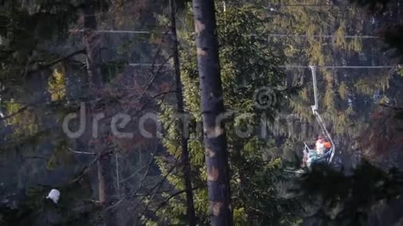 森林里的滑雪胜地视频的预览图