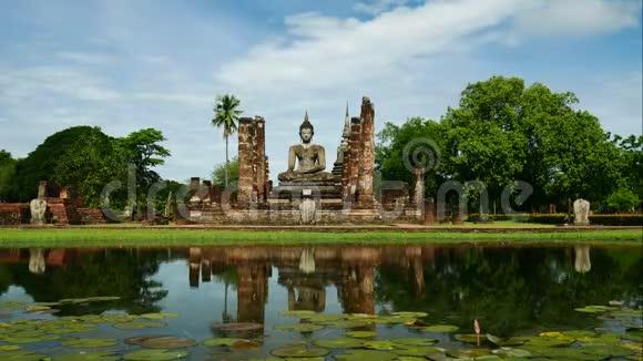 泰国北部著名旅游景点苏霍台历史公园内的马哈特神庙视频的预览图