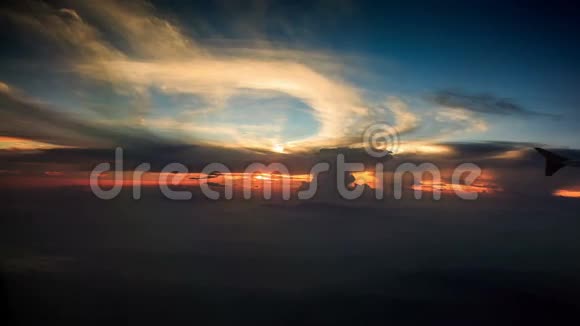 太阳盘在天线上的云上在太阳落山时从航空船上飞出视频的预览图