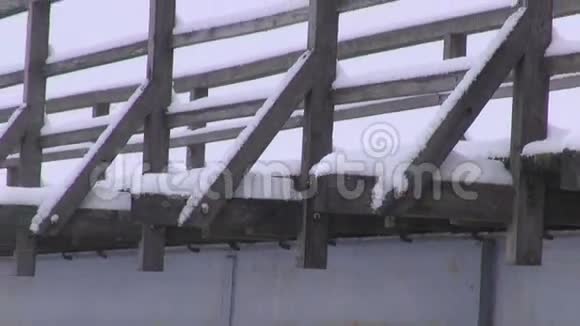 雪湖冰天雪地的古老木质长桥景观视频的预览图