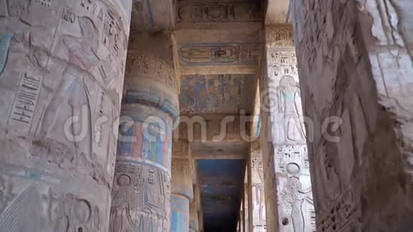 麦地那哈布寺埃及卢克索马代内哈布拉米斯三世太平庙是新王国重要的时期结构视频的预览图