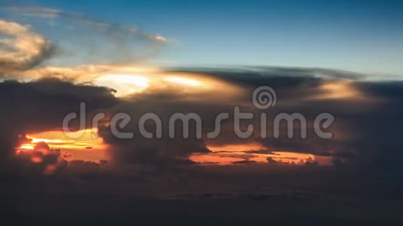 太阳盘在天线上的云上在太阳落山时从航空船上飞出视频的预览图