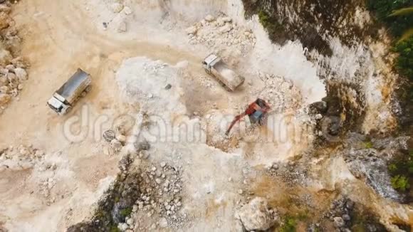 挖掘机在采石场装载卡车菲律宾西亚高视频的预览图
