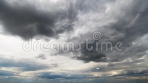 美丽的夏日风暴云时间流逝视频的预览图