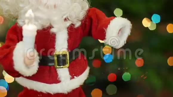 玩具圣诞老人在背景灯光下移动视频的预览图