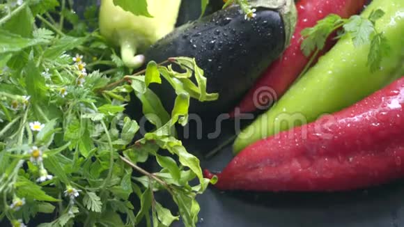 滴入水中的新鲜有机食品蔬菜茄子和胡椒视频的预览图