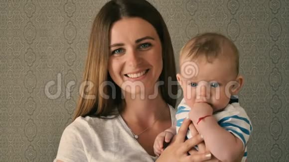 幸福的母亲和小儿子抱在一起的画像视频的预览图