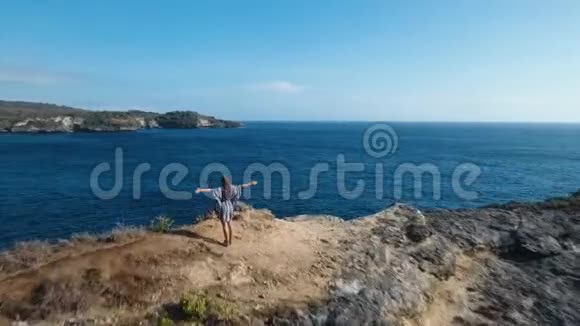 女孩站在悬崖上看着大海印度尼西亚巴厘视频的预览图