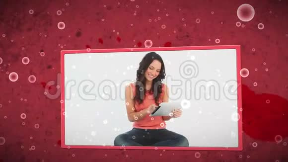 微笑女性使用平板电脑的视频视频的预览图