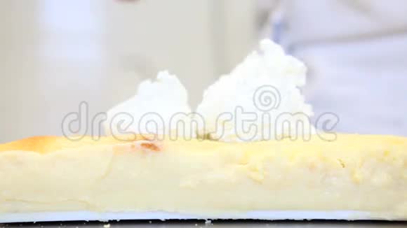 手糊糕点在蛋糕上抹奶油视频的预览图