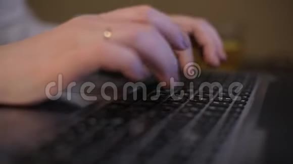 疲惫的商务女性戴着眼镜深夜在办公室笔记本电脑里工作在深夜学习熬夜视频的预览图