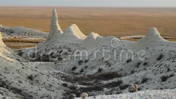 阳光明媚的早晨在Kasakhstan滑道4K的白色石质白垩峡谷视频的预览图