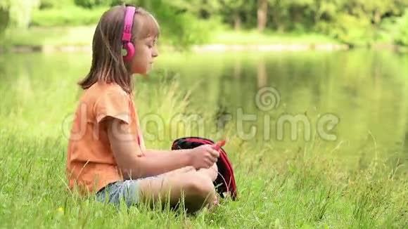 湖边的小女孩视频的预览图