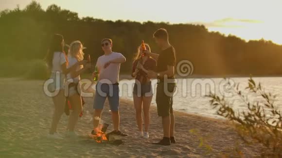日落时海滩上的夏日派对视频的预览图
