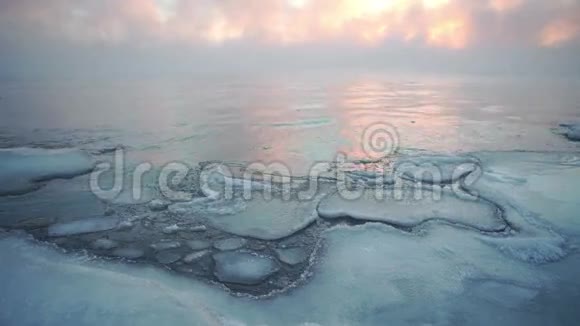 冰岛的冰山对抗风暴天空视频的预览图