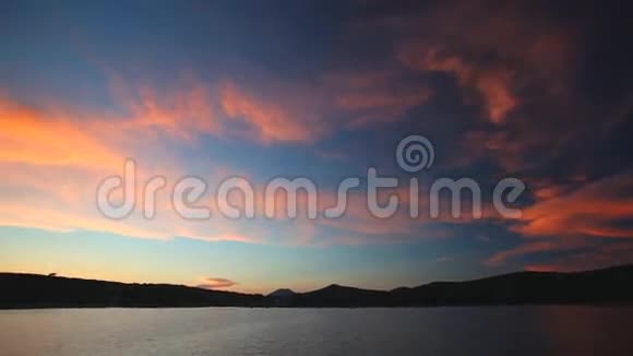 日落时分乘帆船在克罗地亚的岛屿上航行视频的预览图