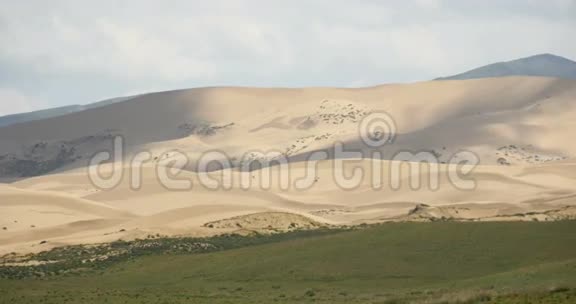 时间推移的云影在沙漠沙丘上滚动视频的预览图