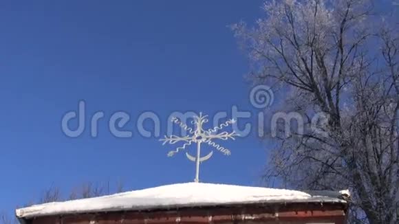 栅栏门金属制品上的冬霜视频的预览图