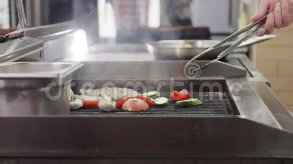 专业厨师烹饪肉类和蔬菜视频的预览图