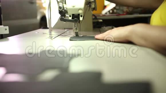 汽车服务站缝纫机上的皮革缝纫视频的预览图