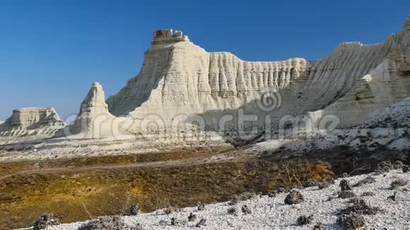 阳光明媚的早晨在Kasakhstan滑道4K的白色石质白垩峡谷视频的预览图