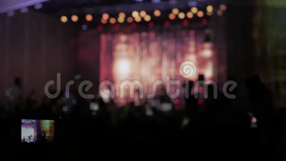 音乐会上的人群夏季音乐节参加音乐会的人群人们的轮廓清晰可见背光照明视频的预览图