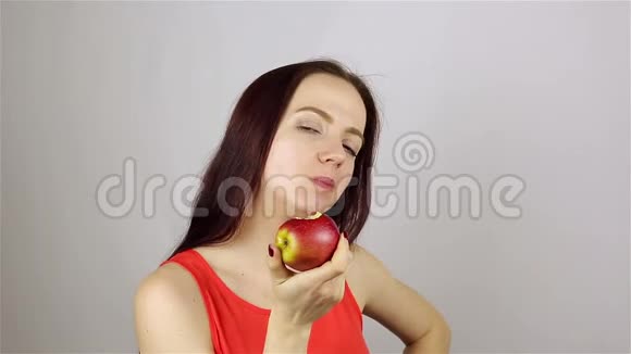 一个漂亮的年轻女人在吃红苹果视频的预览图