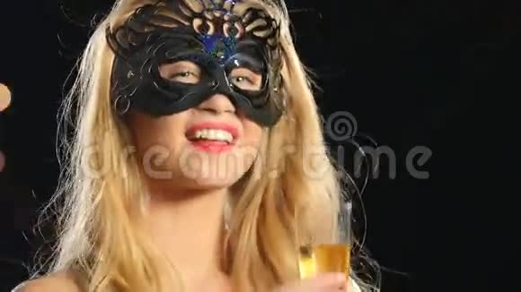 戴着威尼斯面具和玻璃的金发女人视频的预览图