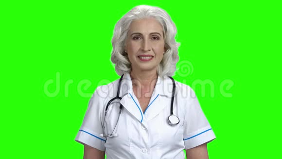 绿色屏幕背景上的高级女医生视频的预览图