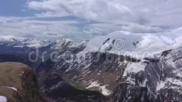 高加索山脉在雪地里视频的预览图