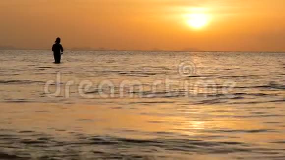 渔夫在日落时旋转时的剪影亚洲传统职业和获取食物的方式视频的预览图