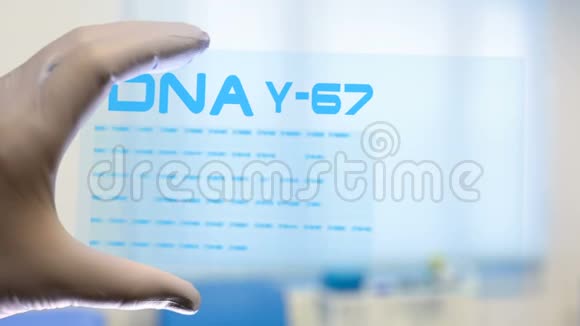 一位科学家用未来的平板电脑进行DNA研究视频的预览图