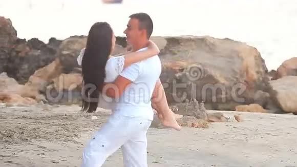 在海滩上散步的夫妇年轻快乐的混血儿视频的预览图