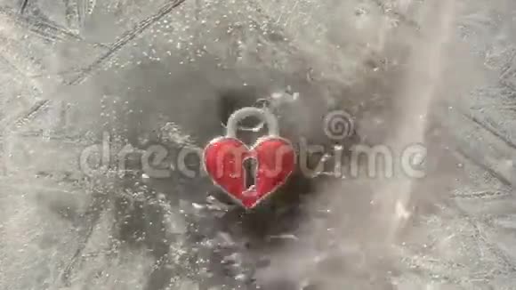 爱情象征冬天的壁炉冰和水的飞溅视频的预览图