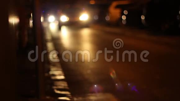 夜城街道上的汽车视频的预览图