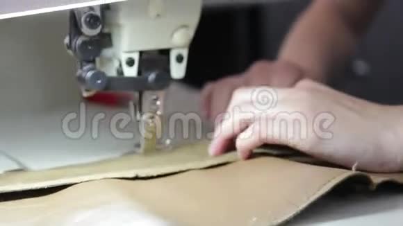 汽车服务站缝纫机上的皮革缝纫视频的预览图