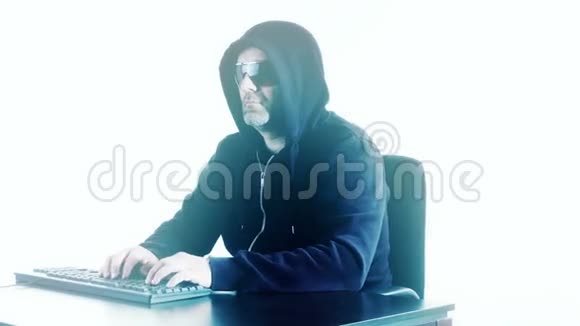 黑客入侵电脑键盘白色背景视频的预览图