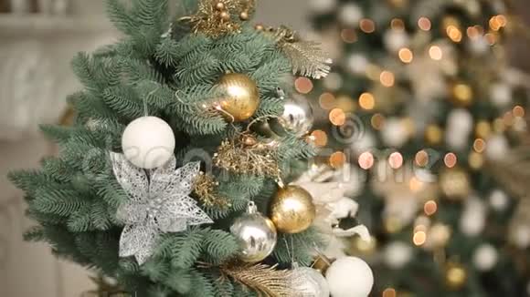 时尚的白色除夕室内设计与装饰杉树带着满是金色圣诞树的舒适家园视频的预览图