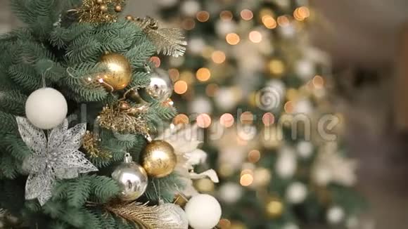 时尚的白色除夕室内设计与装饰杉树带着满是金色圣诞树的舒适家园视频的预览图