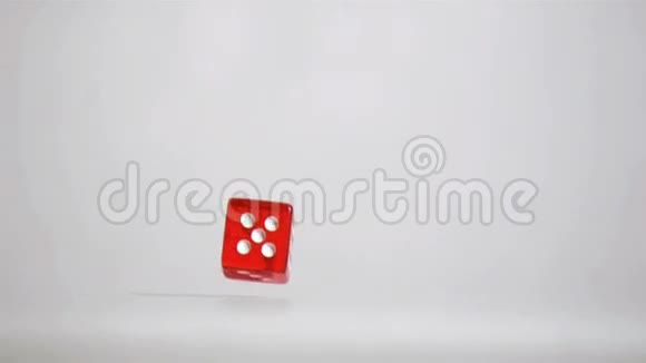 一个红色骰子在超级缓慢的运动反弹和旋转视频的预览图