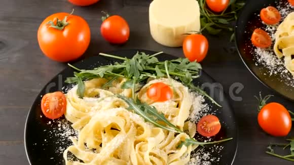 黑色盘子里美味的意大利传统意大利塔利亚特尔面食视频的预览图