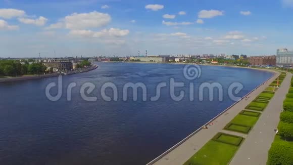 俄罗斯圣彼得堡堤岸鸟瞰图视频的预览图