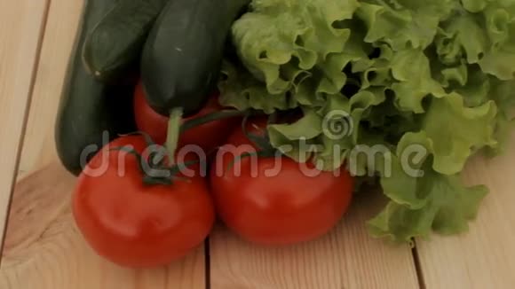 木桌上的西红柿黄瓜和生菜视频的预览图