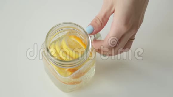 一步一步地用柠檬和橘子配制鸡尾酒视频的预览图