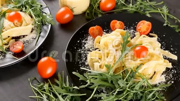 黑色盘子里美味的意大利面食视频的预览图