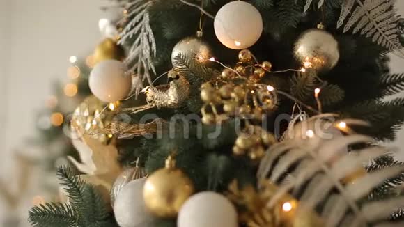 时尚的白色圣诞内部装饰杉树用满是金色装饰的圣诞树来舒适的家视频的预览图